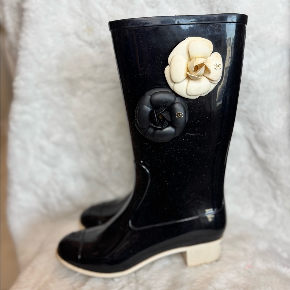 Chanel rubber camellia rain boots in black